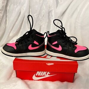 Nike Kids Sneakers in Black and Pink
